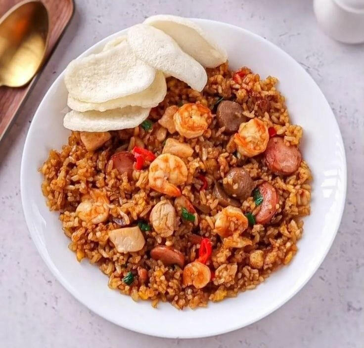 Nasi goreng/putih dengan topping bakso, sosis, dan telur yang bumbunya "gila" (pedas gurih).