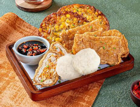 Platter Rame-Rame: Isian bakwan jagung, tempe tepung, tahu pedas dan dimsum untuk berbagi bareng teman.