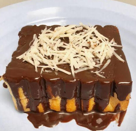 Roti Bakar Kuy-Lumer: Roti tebal dengan isian cokelat atau keju yang melimpah di dalamnya.