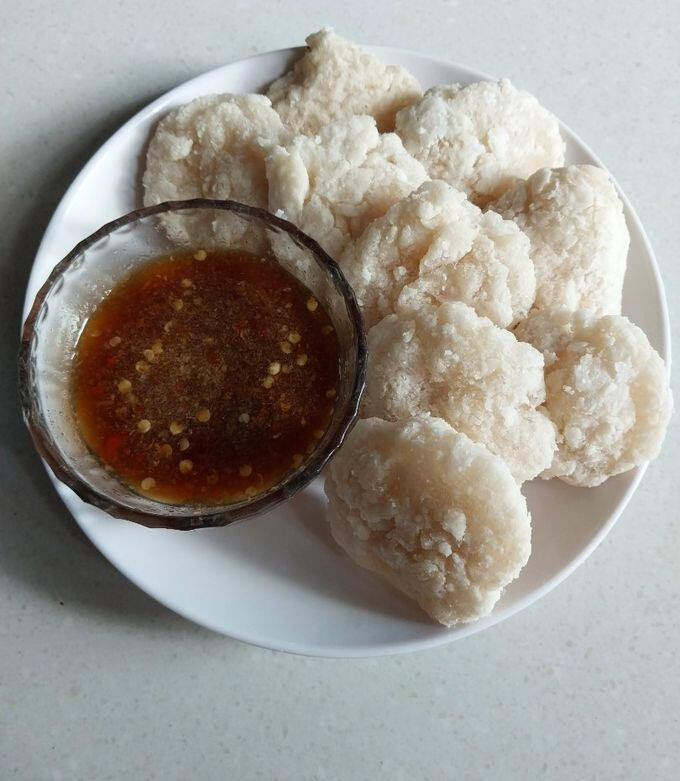 Cireng Salju Melintir: Cireng krispi dengan cocolan sambal rujak yang nendang.