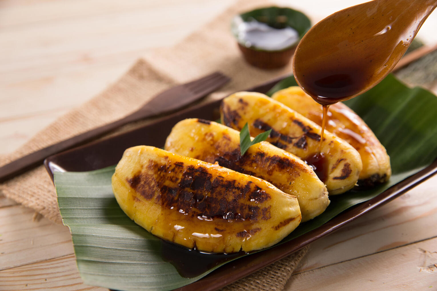 Pisang Goreng Karamel: Pisang goreng kepok/tanduk dengan siraman karamel dan parutan keju.